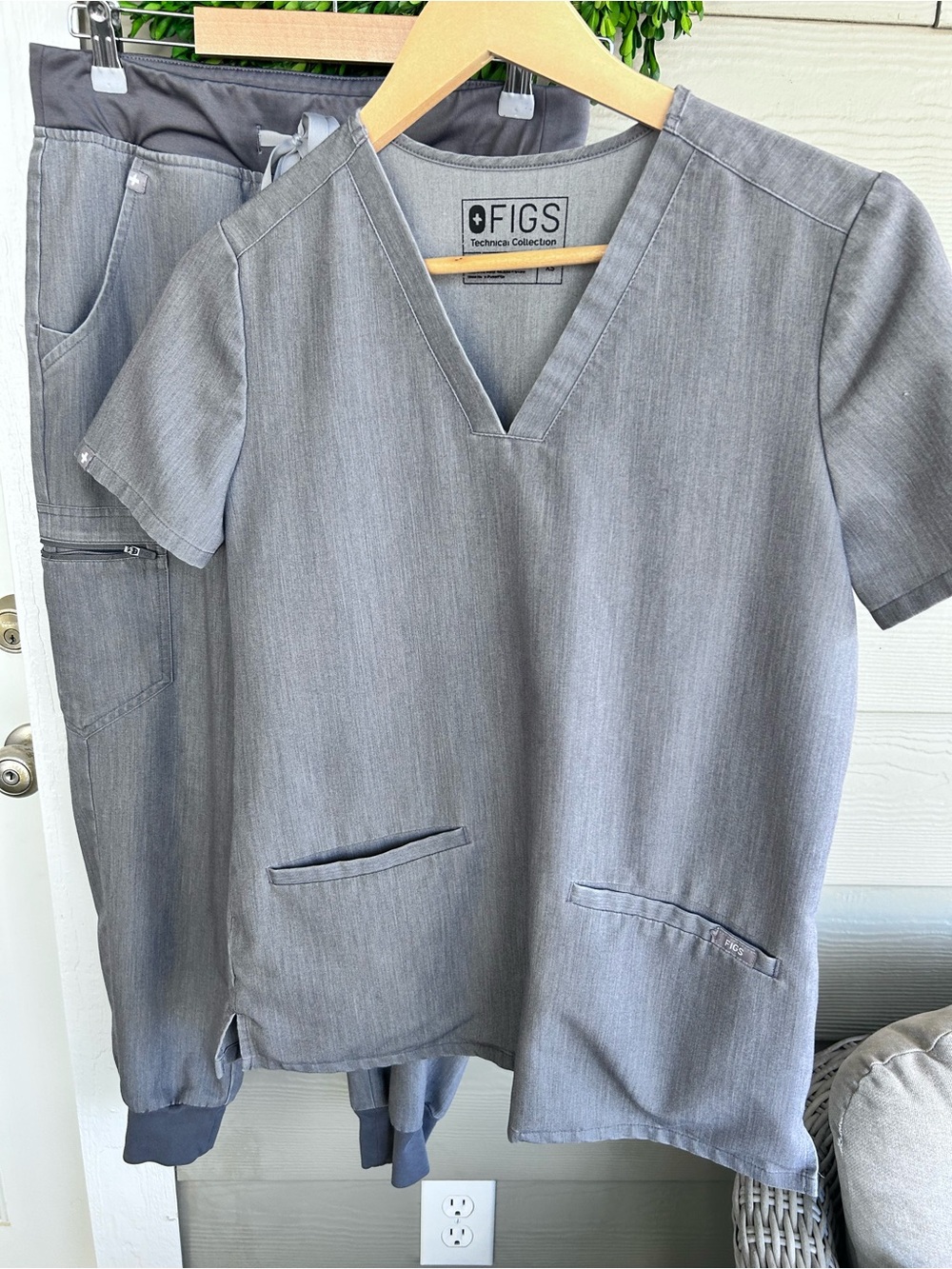 FIGS women’s xs/s Gray V-Neck Scrub Top & Pants